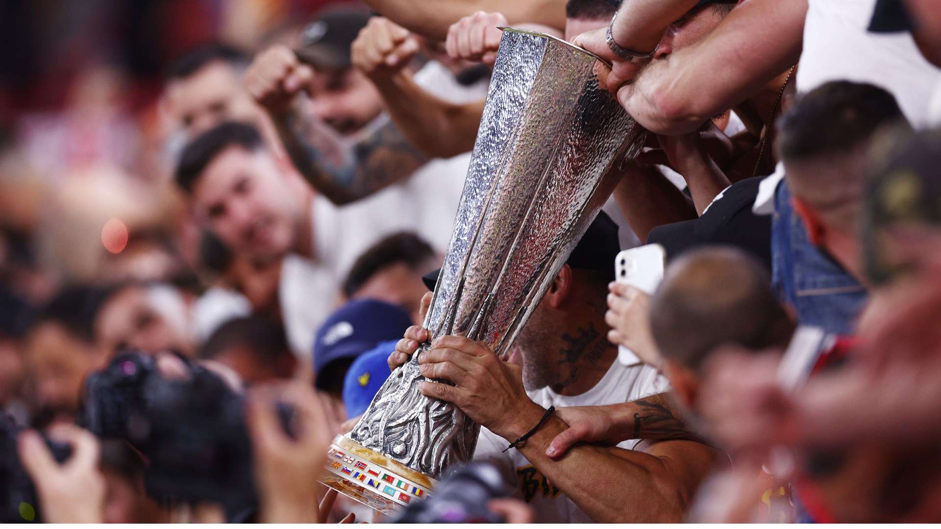 国足逆境召回武磊阿兰带伤出战伊万决心全力以赴